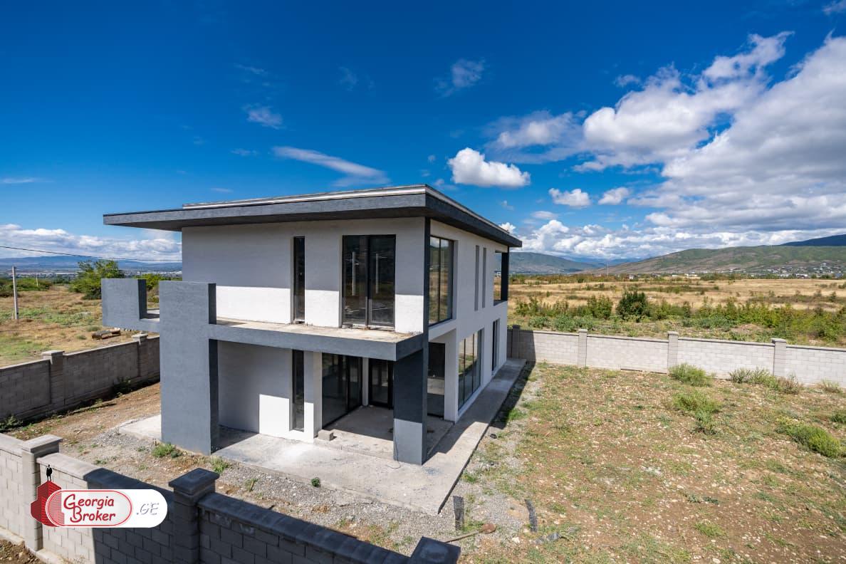 იყიდება ახალი გარემონტებული 5 ოთახიანი სახლი